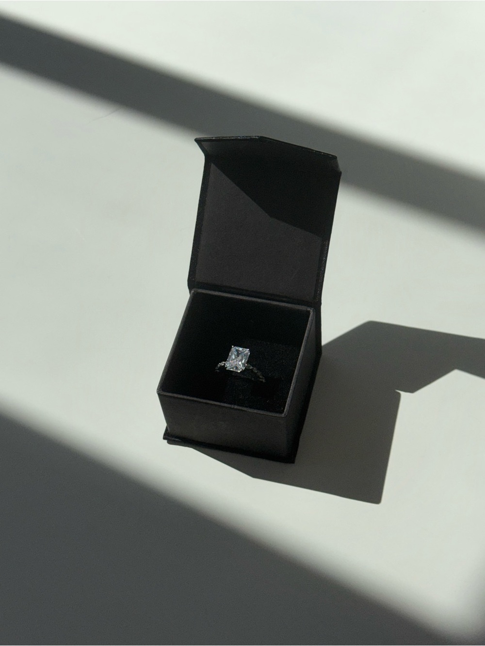 BRAND NEW 4CT RADIANT MOISSANITE RING - Picture 6 of 6